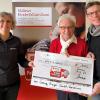 Pflegedienstleitung Sonja Kneuer (links) und Kinderpfleger Matthias Krapf (rechts) vom Malteser Kinderpalliativteam Unterfranken freuen sich über die 1000 Euro-Spende der Georg Riegel GmbH in Gerbrunn, die Erich Beck vermittelt hat.