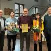 Dieter Daus, Julian Genheimer, Dr. Mario Paul sowie Patrick Schneider verabschieden Ulrich Fuchs in Begleitung seiner Ehefrau in den Ruhestand.