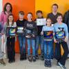 Schulleiterin Daniela Behr mit Bürgermeister Willi  Warmuth und den Kindern der Grund- und Mittelschule Am Sonnenteller.