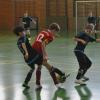 Der Sondheimer  Kapitän Leon Bucher versucht sich im E-Juniorenspiel gegen die Spieler des TSV Mellrichstadt I durchsetzen.