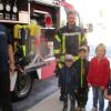 Das Foto zeigt Georg Rumpel (FFW Aschfeld), Markus Rumpel (FFW Aschfeld) sowie Drachenkinder mit Kindergartenleitung Patricia Schipper.