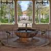 Der Balthasar-Neumann-Heilwasserbrunnen im Jubiläumsjahr 2024 mit Blick auf den Fürstenbau