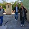 Kettengerassel vertreibt Unheil, erklärte Architekt Stephan Haas und schickte (von links) Bauhofleiter Ralf Kuhn, Bürgermeister Michael Sedelmeyer und Jana Lorenz-Eck als Sachbearbeiterin für die Kindertagesstätten beim Richtfest für den Naturkindergarten um das Bauwerk.