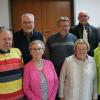 Ehrungen langjähriger Mitglieder bei der Eigenheimer-Vereinigung Bergrheinfeld-Garstadt. Das Bild zeigt die anwesenden fünf Jubilare zusammen mit Gerog Grembler, Vorstand Herbert Bergmann (hinten von rechts) und zweitem Bürgermeister Christian Djalek (hinten links).