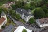 Geradezu idyllisch anzusehen, wie der Festzug sich durch die Dorfplatzmitte schlängelt dabei malerisch von Kirche, Schloss und Festzelt eingerahmt wird. Im Zentrum die "Weisachtaler Blasmusik".