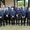 In der vorderen Reihe die sieben Wehrleute, die für 40 Jahre aktiven Dienst geehrt wurden, dahinter die "25-Jährigen" zusammen mit Landrat Wilhelm Schneider (links), Bürgermeister Jürgen Hennemann (5. von links) und hochrangigen Feuerwehrvertretern.