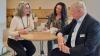Die Rhöner Hoteliers, Direktor Ben Baars (rechts), Rhön Park Aktiv Resort, und Sonja Karlein (links), Inhaberin des Hotels Sonnentau in Fladungen, sitzen an einem Tisch, wenn es darum geht, die Sprachkenntnisse ihrer ausländischen Mitarbeiterinnen und Mitarbeiter zu optimieren.