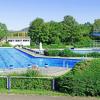 Am Freitag, 17. Mai 2024, beginnt im Terrassenfreibad die neue Sommersaison. Der Kartenvorverkauf ermöglicht den Erwerb von Saison-, Familien- und Zehnerkarten.