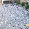 Der Marktplatz mit rund 800 Sportlerinnen und Sportlern beim sogenannten Karate-Flashmob