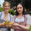 Krönungszeremonie im Kirchgarten: An diesem Samstag wird Ronja Grünewald (links) beim Kleinochsenfurter Winzerfrühling das Krönchen der Kleinochsenfurter Weinprinzessin von Ines Roth übernehmen.