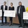 (dom)   15 000 Euro hat die Mayflower GmbH, die Internetanwendungen herstellt, an gemeinnützige Organisationen gespendet. An welche, das durften die Mitarbeiter laut Geschäftsführer Björn Schotte (2. von rechts) selbst bestimmen. Die meisten Stimmen fielen auf die Organisation Ärzte ohne Grenzen. Parnian Parvanta (links) freute sich über 7000 Euro, die global für medizinische Nothilfe benötigt werden. Renate Schüßlbauer (Mitte), Geschäftsführerin des Vereins Wildwasser, der sich gegen sexuellen Missbrauch an Mädchen und Frauen einsetzt, nahm von Geschäftsführer Albrecht Günther (2. von links) 4000 Euro entgegen. Für den Modoclub in Karlstadt erhielt Karin Höhn (rechts) 2000 Euro. Höhn ist pädagogische Leiterin des Ganztagsbetreuungsangebots. Sie möchte Förderschülern aus finanzschwachen Elternhäusern Erlebnisse ermöglichen, die sie sonst nicht hätten. Die letzten 2000 Euro gehen an ein Kinderhaus in München. Da die Mayflower GmbH auch dort einen Standort hat, wird der Scheck vor Ort überreicht.