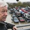 Herr über Tausende Autos: Willy Schuck zeigt hier einen kleinen Teil seines Altauto-Reiches in Wonfurt.