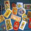 (hag)   Eine Sammlung von Wachsstöcken, Gewitterkerzen und Klosterarbeiten gibt es beim Frühlingsmarkt  am Sonntag, 25. März zu sehen. Für die Ausstellung im Trauzimmer des Rathauses hat Bruno Graber einen Teil seiner Exponate zur Verfügung gestellt. Der Auber sammelt seit Jahrzehnten Wachsstöcke, die früher besonders bei der ländlichen Bevölkerung eine bedeutende Rolle gespielt haben. Die langen dünne Kerzenstränge sind kunstvoll aufgewickelt und zumeist mit christlichen Motiven verziert. Anders als die einfachen und ohne Verzierung  gefertigten Wachsstöcke, die für den täglichen Gebrauch bestimmt waren, wurden die schönen Stücke sorgsam aufbewahrt.  Die Wachsstöcke galten einst als beliebtes Geschenk zu allen Anlässen – von der Geburt eines Kindes bis hin zum Tod.  Als es noch keine elektrische  Beleuchtung gab, haben die Kirchgänger im Winter zum Gottesdienst ihre Wachsstöcke mitgebracht und auf der Kirchenbank angezündet.  Das Licht der schwarzen Wetterkerzen leuchtete zum Schutz vor drohendem Unwetter.