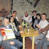 Weinselige Runde: Bürgermeister Dietmar Vogel (links) übergab die Auszeichnung an die Familie Otto und Inge Schenk (vorne) vom Spielberg in Randersacker. Mit dabei waren auch die Kinder Thomas und Eva sowie die weiteren Bürgermeister Heiko Lörner und Matthias Henneberger, Weinprinzessin Johanna Lang und die Hauptlieferanten Andreas Ganz, Bäckerei in Theilheim, und Metzger Manfred Reichert aus Reichenberg.