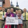 (ert)   Er war der „Rafelder Dorfnikolaus 2011: Christian Keller (Bildmitte). Im zehnten Jahr seiner Nikolausbesuche in Grafenrheinfelder Familien bekam er eine Rekordspende von 1630 Euro zusammen. Zu seinem Team gehören Ehefrau Kerstin und in diesem Jahr erstmals Franziska Kupczyk und Pia Küllstädt (vorne von links) als Engel. Keller verlangt kein Honorar für seine Auftritte, sondern nimmt ausschließlich Spenden für einen caritativen Zweck entgegen. Den Spendenerlös vom Nikolaustag 2011 überreichte er in Form eines Schecks an Jürgen Schneider (links) und Ralph Küttenbaum vom „Förderverein Würzburger Bereitschaftspolizei“. Der Verein hat es sich neben der Förderung der Bildung, Demokratie, Toleranz und der Völkerverständigung zur Aufgabe gesetzt, durch Unglücksfälle in Not geratene Menschen mit Bezug zur Würzburger Bereitschaftspolizei zu unterstützen. Mit dem Spendenerlös des „Rafelder Dorfnikolauses“ greift der Verein der Familie des jungen Bereitschaftspolizisten Stefan Würz unter die Arme, der im Sommer 2011 durch einen tragischen Unfall ums Leben kam.