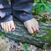 Schuhe aus und raus: Für Kinder normal, für viele Erwachsene eine Herausforderung. Bei der Barfußwanderung in Iphofen kann man sich ihr stellen.
