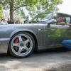 Für Fans von Old- und Youngtimer-Fahrzeugen gab es beim dritten Oldtimertreffen auf der Gemündener Lindenwiese viel zu sehen. Mitorganisator Raimund Eirich (rechts) stellte dem Publikum die Fahrzeuge und ihre Eigenschaften vor. Er verabschiedete am Ende die einzelnen Teilnehmer.