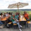 Bei idealem Wanderwetter kamen viele Hundert Gäste zur diesjährigen Weinlagenwanderung der Spielvereinigung Stetten und dem Winzerverein St. Urban in die Weinberge über dem Maintal. Ehrengast und Besuchermagnet war die Schauspielerin Michaela May.