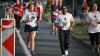 Um die 1500 Läuferinnen und Läufer nehmen am Donnerstag (13.06.24) am sogenannten WUE2RUN Firmenlauf in Würzburg teil. Bei Abendsonne und milden Temperaturen passieren die Teilnehmer gegen 20 Uhr den Oberen Mainkai.