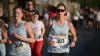 Um die 1500 Läuferinnen und Läufer nehmen am Donnerstag (13.06.24) am sogenannten WUE2RUN Firmenlauf in Würzburg teil. Bei Abendsonne und milden Temperaturen passieren die Teilnehmer gegen 20 Uhr den Oberen Mainkai.