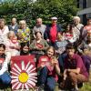 Die Schülerinnen und Schüler der Mittelschule Zellerau freuten sich mit den Seniorinnen und Senioren der Tagespflege Mainbrücke im Garten des AWO Marie-Juchacz-Hauses über das gemeinsame Projekt "Glücksbringer" und die vielen schönen gemeinsam verbrachten Stunden.