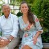 Caroline Bosbach sitzt neben ihrem Vater Wolfgang, kurz vor dessen 70. Geburtstag im Juni 2022. Nun will sie für den Bundestag kandidieren.