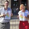 Das neue Herbst-Winter-Programm der Volkshochschule Rhön und Grabfeld präsentieren Geschäftsführer Florian Schmitt und die pädagogische Leiterin Renate Knaut.