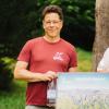 Oliver Kaiser, Geschäftsführer Naturpark Spessart, und Florian Schmitt, Betriebsleiter Sodenthaler Mineralbrunnen, freuen sich über die gemeinsame Partnerschaft.