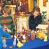 Kirchliches Brauchtum: Für die „Darstellung Jesu im Tempel“ stellt Pfarrer Klaus König mit (von links) Jonas, Ludwig und Alisia die Figuren in der Gaukönigshöfer Kirche auf.