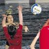 Schweinfurts Lea Paulina Näder (links) wirft den Ball über ihre Gegenspielerin aus Soest an die Latte des aufblasbaren Tores. Gegen die „Haie“ verloren die „Aquatigers GK“ mit 2:7.