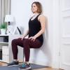 Spannung in den Beinen, Spannung im Rumpf: Beim Wandsitzen müssen viele Muskeln arbeiten.