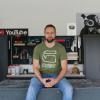 Der YouTuber Frank Turmann in seiner Werkstatt. "Ich habe aufgeräumt – hier ist es nicht immer so sauber!"