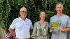 LBV-Kreisvorsitzender Klaus Sanzenbacher (links) freut sich, Nina und Timo Markert mit der Plakette "Vogelfreundlicher Garten" auszeichnen zu können.