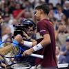 Novak Djokovic (l) gratuliert Alexei Popyrin.