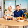 Die Moderatoren Nadine Krüger und Florian Weiss in der Kulisse der ZDF-Sendung "Volle Kanne – Service täglich".