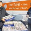 Milchprodukte für Bedürftige: Jochen Oeckler (Prokurist Pabst Transporte, links) und Gerhard Kirchner, Logistikleiter der Tafeln in Nordbayern, freuen sich über eine frische Joghurt-Lieferung.