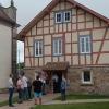Bei der vor-Ort-Besichtigung wurde auch die zu einer Asylantenwohnung umgebaute Schule besichtigt, die vor einer Weitervermietung steht.