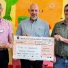 Bei der Spendenübergabe (von links): KJP-Chefarzt Wolfgang Briegel, Stefan Stapf, der Vorsitzende des Fördervereines Leopoldina, und Tobias Göbel, Mitorganisator der Lichterfahrt.
