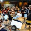 Alle Streicher von der fünften Klasse bis zu den Abiturienten vereinte die Geigenlehrerin Christine Gaillard im beschwingten, energiegeladenen "Festival Rondo" von Richard Meyer im Combined-Multi-Aged Orchestra, bei dem sich die  einzelnen Instrumentengruppen  immer wieder harmonisch zusammenfanden.