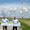 Spendenübergabe an die Gemeinde Wülfershausen am Windpark "Weißer Turm". Im Bild (von links) Bürgermeister Wolfgang Seifert und Stefan Paulus, Geschäftsführer der Firma Wust – Wind & Sonne.