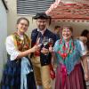 Wertvolle handgearbeitete Trachten, eine bunte Mischung der Generationen, traditionelle Kirchweihtänze und Frohsinn für Mitwirkende und Gäste der Röthleiner Kirchweih - auch bei Regen!