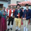 Wertvolle handgearbeitete Trachten, eine bunte Mischung der Generationen, traditionelle Kirchweihtänze und Frohsinn für Mitwirkende und Gäste der Röthleiner Kirchweih - auch bei Regen!