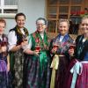 Wertvolle handgearbeitete Trachten, eine bunte Mischung der Generationen, traditionelle Kirchweihtänze und Frohsinn für Mitwirkende und Gäste der Röthleiner Kirchweih - auch bei Regen!