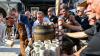Mit nur einem Schlag stach Oberbürgermeister Christian Schuchardt das erste Bierfass beim Brückenfest an. 