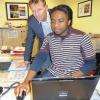 Studium der Praxis: Günther Felbinger und der Politikwissenschaftsstudent Cedric Nzokou Takam aus Kamerun bei der Arbeit im Bürgerbüro in Karlstadt.