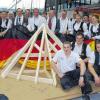 Schwarz – Rot – Gold! Bei der Europameisterschaft der Zimmerer erreichte die deutsche Nationalmannschaft in Stuttgart erstmals den ersten Platz. Das Dreierteam mit dem Rettersheimer Christopher Hauk (sitzend vorne links) ließ alle anderen Nationen hinter sich.Foto: ZDB