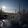 Eisgebilde vor einem Steg am Bodensee. Deutschland hat die kälteste Nacht dieses Winters erlebt. Foto: Tobias Kleinschmidt