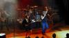 (ee)   Mit dem Engagement der Hard-Rock-Band „Barock“ sorgte Kulturamtsleiterin Petra Lettang mal wieder für eine ausverkaufte Stadthalle. Die aus Nürnberg stammende Formation gilt Kritikern als beste AC/DC-Tribute-Band Europas. „The true Sound of AC/DC“, die treibenden Rhythmen und die explosiven Soli der Australier, haben sich „Barock“ zur Lebensaufgabe gemacht. Die Sprache ihres Auftrittes war Rock 'n' Roll und Hard-Rock mit dem aus London stammenden Frontman Grant Foster. Dazu in grüner Schuluniform: Leadgitarrist Eugen Torscher. Er lieferte den Zuschauern eine wilde Show, trieb das Gitarrenspiel hin bis zur Ekstase. Dabei knallte er den Fans absolut authentisch den AC/DC Sound um die Ohren. Gitarrist Ersin Kapsiz, Dominik Frank (Rhythmus-Gitarre) und Schlagzeuger Patrick Caramagne komplettierten die Band. Von Beginn an reihte sich ein Hit an den anderen. Mit Songs aus 40 Jahren AC/DC, wie „TNT“, „The Jack“ oder „Highway to Hell“ brachten die Vollblutmusiker die mit 650 Fans ausverkaufte Stadthalle innerhalb von Sekunden zum Kochen. Jeder der sie hörte, war begeistert.