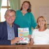 Arnsteins Bürgemeister Franz-Josef Sauer und seine Mitarbeiterinnen Cäcilia Lambl (rechts) sowie Michaela Dürr stellen das diesjährige Ferieprogramm der Stadt vor.