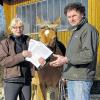Übergabe: Die Vorsitzende des Vereins Pferdefreunde Lindenhof in Hambach, Gabriele Bonfig, überreicht Unterschriften gegen „Landfraß“ an den Reit- und Bauernverbands-Funktionär Gerold Ort.